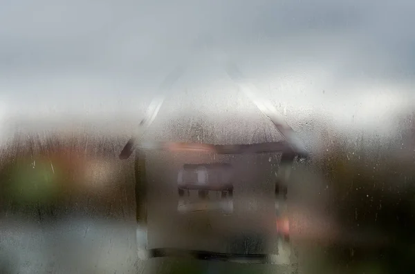 Maison dans une fenêtre mouillée — Photo