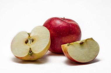 Beyaz arkaplanda kırmızı elma izole edildi