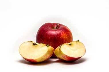 Beyaz arkaplanda kırmızı elma izole edildi