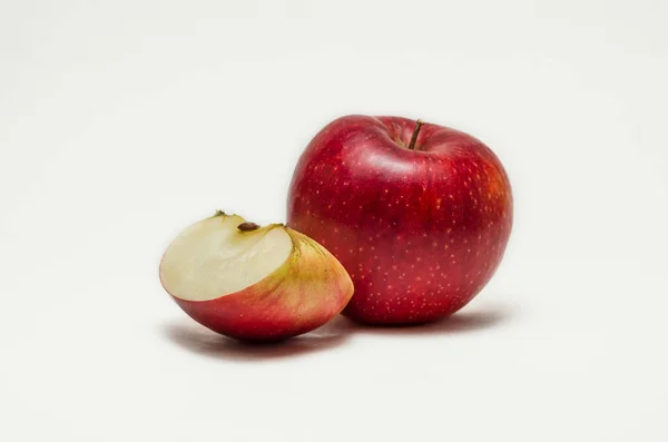 Manzana roja aislada sobre fondo blanco —  Fotos de Stock