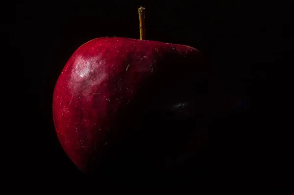 Κόκκινο μήλο που απομονώνονται σε ένα μαύρο φόντο σε ένα κλειδί με χαμηλή — Φωτογραφία Αρχείου