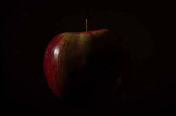 Κόκκινο μήλο που απομονώνονται σε ένα μαύρο φόντο σε ένα κλειδί με χαμηλή — Φωτογραφία Αρχείου
