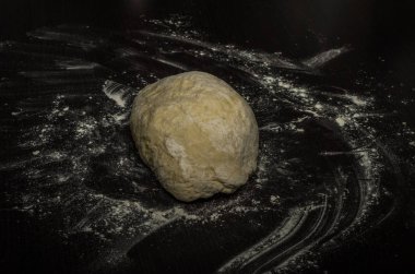 Pişirme için hamur unu bir masada yatıyor