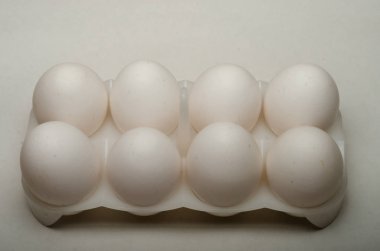 Beyaz arka planda tavuk yumurtası