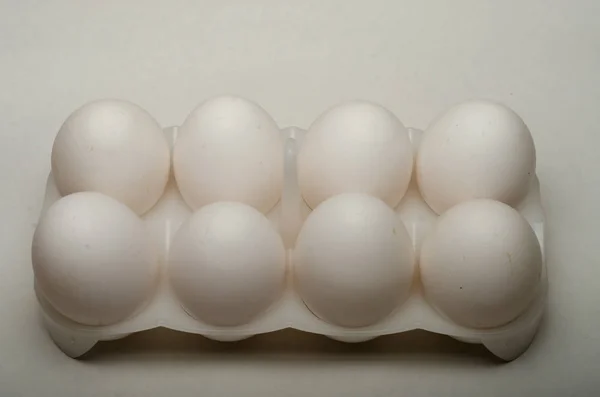 Куриные яйца на белом фоне — стоковое фото