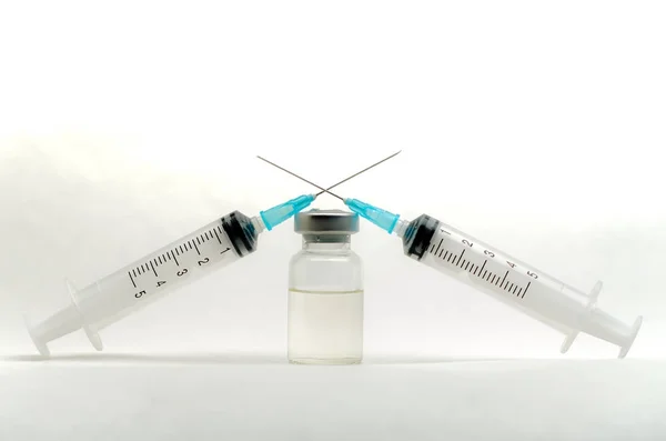 Una jeringa médica recluta una vacuna de una ampolla —  Fotos de Stock