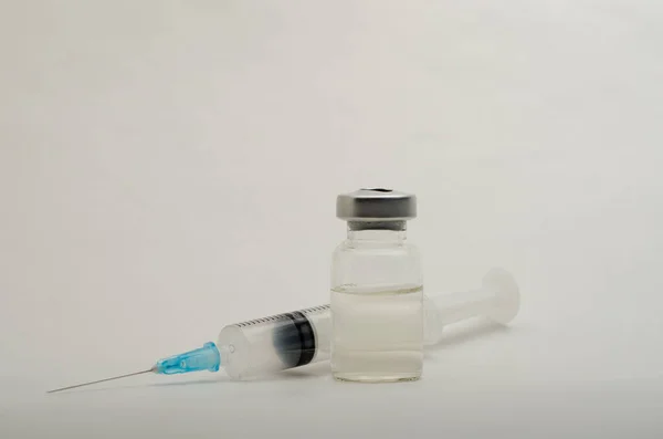 Una jeringa médica recluta una vacuna de una ampolla —  Fotos de Stock