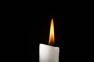 Mum solma alev ve duman ile siyah bir arka plan üzerine yazma