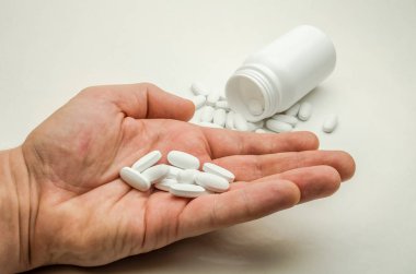 Beyaz arka plan üzerinde izole hapı şişesiyle