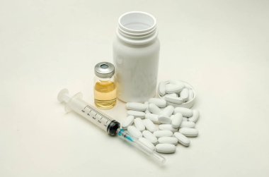 İlaçlar, vitaminler ve enjeksiyon için şırınga beyaz arka planda izole edilmiş ilaçlar