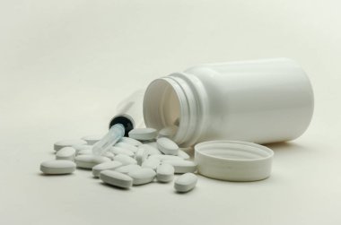 İlaçlar, vitaminler ve enjeksiyon için şırınga beyaz arka planda izole edilmiş ilaçlar