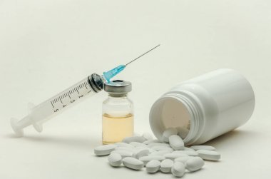 İlaçlar, vitaminler ve enjeksiyon için şırınga beyaz arka planda izole edilmiş ilaçlar