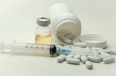 İlaçlar, vitaminler ve enjeksiyon için şırınga beyaz arka planda izole edilmiş ilaçlar