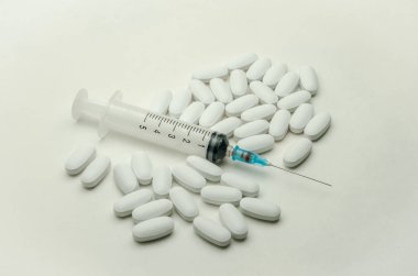 İlaçlar, vitaminler ve enjeksiyon için şırınga beyaz arka planda izole edilmiş ilaçlar