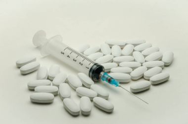 İlaçlar, vitaminler ve enjeksiyon için şırınga beyaz arka planda izole edilmiş ilaçlar