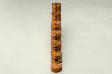 Sikke üzerinde beyaz arka plan izole iki euro cent mezhebi içinde büyüyen dağ