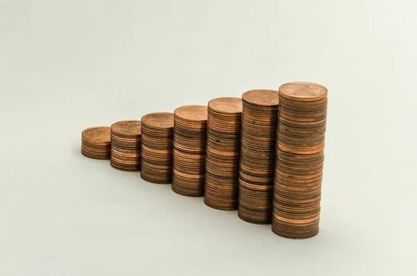 Montanha crescente de moedas em denominação de dois cêntimos de euro isolada sobre fundo branco — Fotografia de Stock