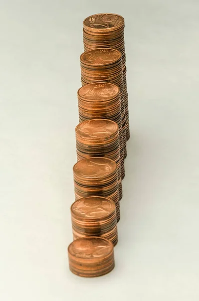 Rośnie Góra monet w nominale dwóch euro centów na białym tle — Zdjęcie stockowe