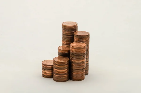 Καλλιέργεια βουνό από κέρματα σε ονομαστική αξία ευρώ δύο σεντς που απομονώνονται σε λευκό φόντο — Φωτογραφία Αρχείου
