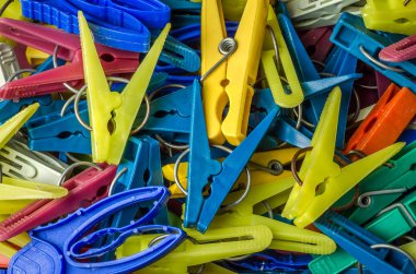 plastik mandalları giysiler