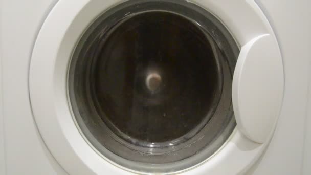 Washing Machine Washing Dirty Laundry — Stock Video