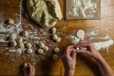 Anne ve kızı un un köfte yemek için dışarı yapıyoruz