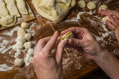 Anne ve kızı un un köfte yemek için dışarı yapıyoruz