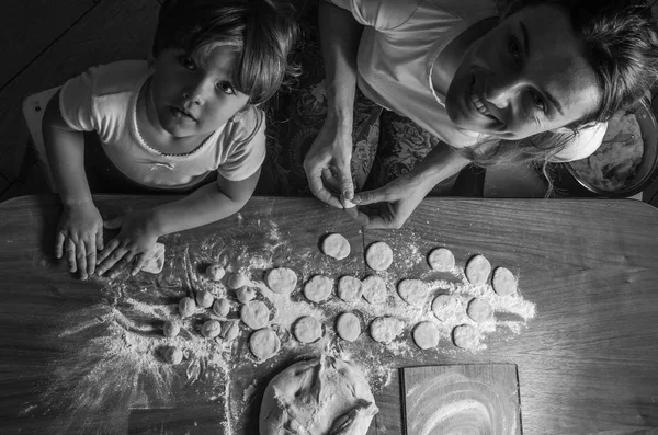 Anne Kızı Köfte Yemek Için Dışarı Yapıyoruz — Stok fotoğraf