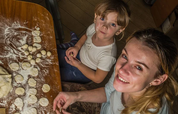 Mãe Filha Estão Fazendo Farinha Farinha Para Cozinhar Bolinhos — Fotografia de Stock