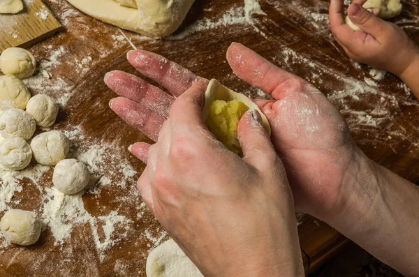 Anne Kızı Köfte Yemek Için Dışarı Yapıyoruz — Stok fotoğraf