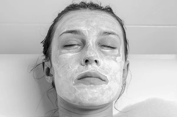 Joven Hermosa Chica Hace Una Mascarilla Blanca Para Belleza Durante — Foto de Stock