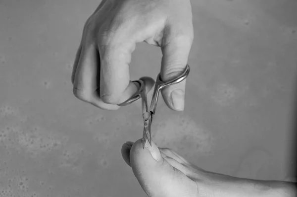 Een Vrouw Het Bad Shears Haar Nagels Een Manicure Doen — Stockfoto