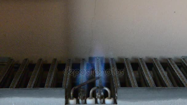 在加热锅炉 从火花的气体点燃和燃烧蓝色的羽状 — 图库视频影像