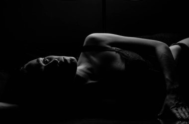 Siyah bir arka plan üzerinde izole yalan bir güzel erotik dantel iç çamaşırı genç seksi kız