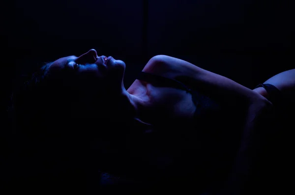 Молодая Сексуальная Девушка Красивом Эротическом Кружевном Белье Лежащем Изолированно Черном — стоковое фото