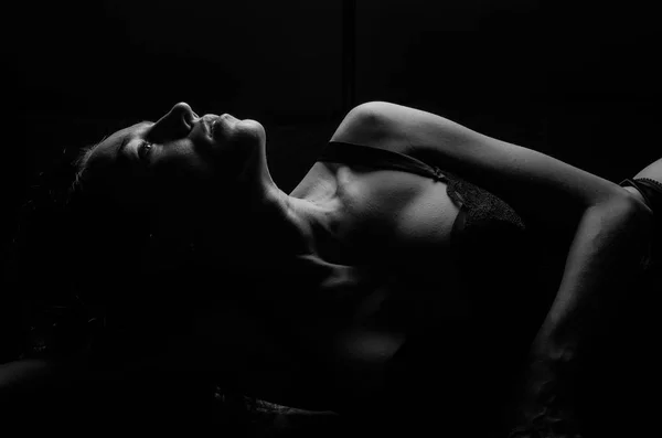 Молода Сексуальна Дівчина Красивій Еротичній Мереживній Білизні Лежить Ізольовано Чорному — стокове фото