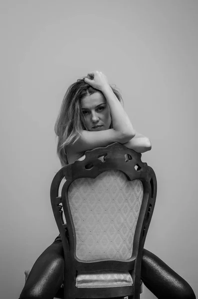 Menina Encantadora Jovem Com Cabelos Longos Senta Uma Cadeira Madeira — Fotografia de Stock