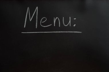 Bir kara tahta üzerinde beyaz tebeşir yazıt olduğunu: menü