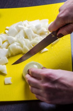 Aşçı elleri bir sarı soğan tahta kesme kesmek