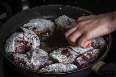Aşçı bir indüksiyon Ocak tarihinde bir tavada kızarmış karaciğer hazırlar