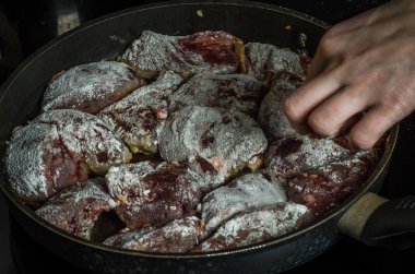 Aşçı bir indüksiyon Ocak tarihinde bir tavada kızarmış karaciğer hazırlar