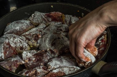Aşçı bir indüksiyon Ocak tarihinde bir tavada kızarmış karaciğer hazırlar