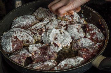 Aşçı bir indüksiyon Ocak tarihinde bir tavada kızarmış karaciğer hazırlar