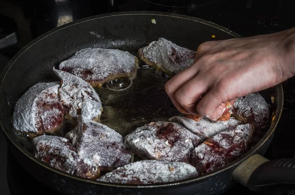 Aşçı bir indüksiyon Ocak tarihinde bir tavada kızarmış karaciğer hazırlar