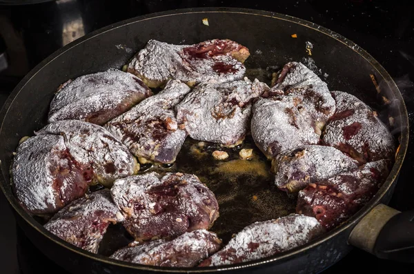 Juru Masak Menyiapkan Hati Goreng Dalam Wajan Atas Kompor Induksi — Stok Foto