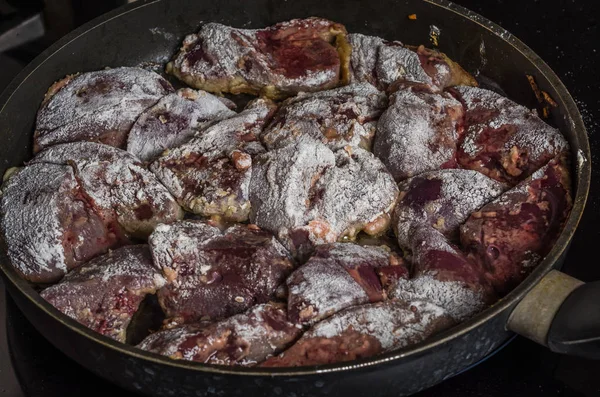 Juru Masak Menyiapkan Hati Goreng Dalam Wajan Atas Kompor Induksi — Stok Foto