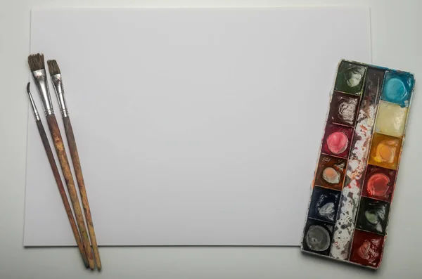 Peintures Multicolores Aquarelle Pinceaux Pour Dessin Reposent Sur Une Feuille — Photo