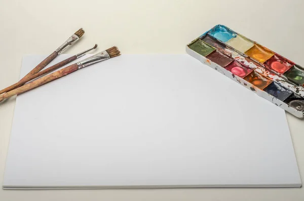 Akvarell Színes Festékek Ecsetek Rajz Feküdjön Egy Üres Papírlapot Fehér — Stock Fotó