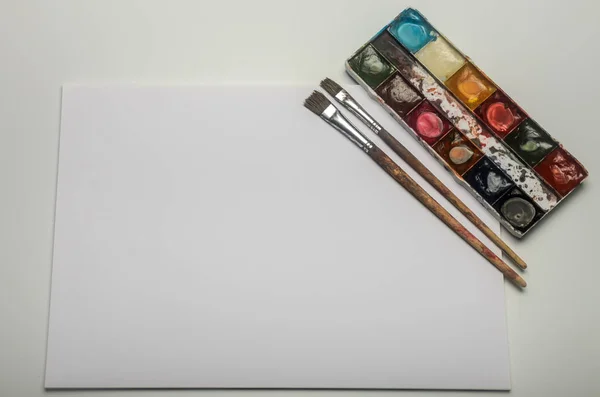 Peintures Multicolores Aquarelle Pinceaux Pour Dessin Reposent Sur Une Feuille — Photo