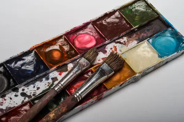 Aquarell Mehrfarbige Farben Und Pinsel Zum Zeichnen Liegen Auf Einem — Stockfoto